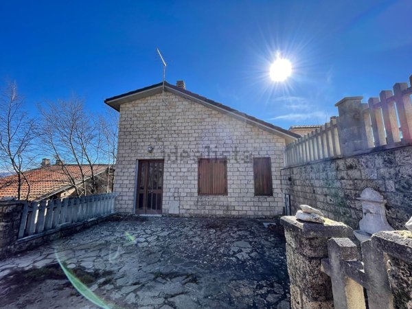 casa indipendente in vendita a Stroncone in zona Vasciano