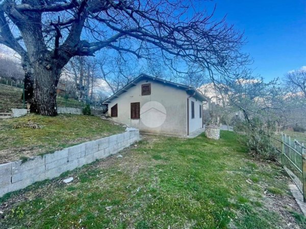 casa indipendente in vendita a Stroncone