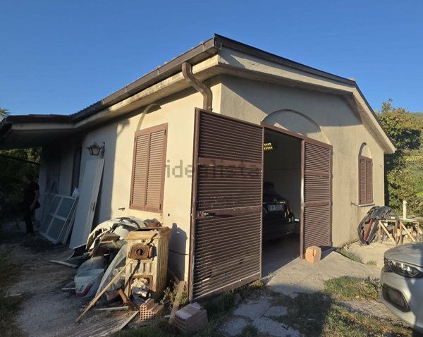 casa indipendente in vendita a Stroncone in zona Vasciano