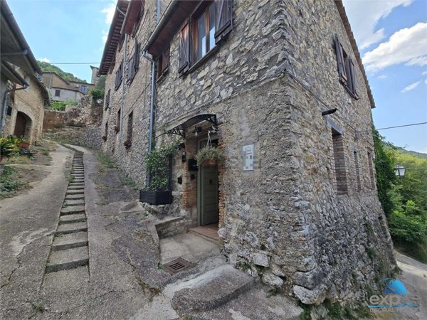 casa indipendente in vendita a Stroncone in zona Vasciano