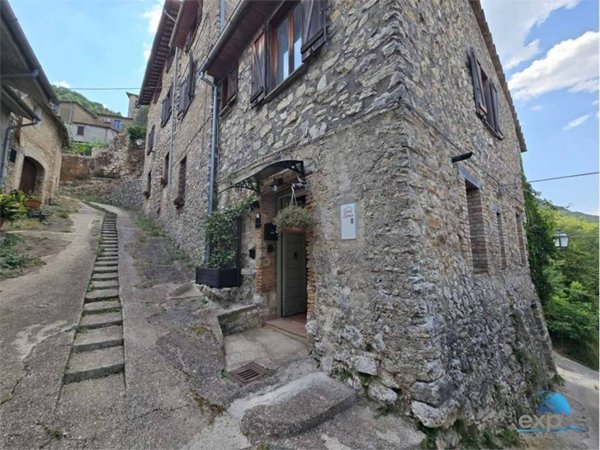 casa indipendente in vendita a Stroncone in zona Vasciano