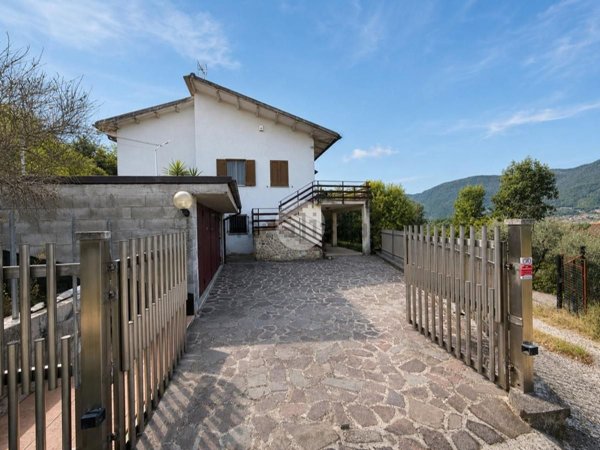casa indipendente in vendita a Stroncone in zona Aguzzo