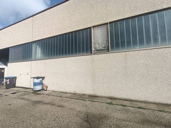 locale commerciale in vendita a Terni in zona Collescipoli