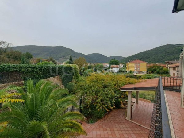 esavano in vendita a Terni in zona Marmore