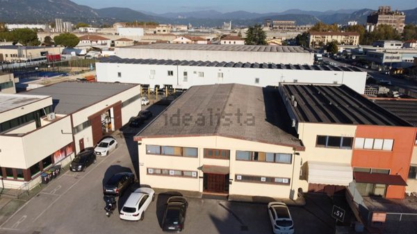 locale commerciale in vendita a Terni