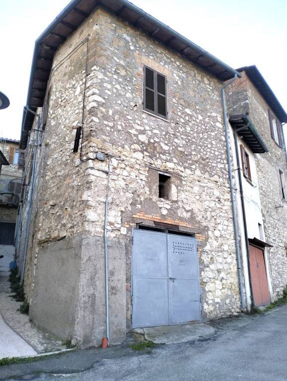 locale di sgombero in vendita a Terni in zona Collestatte