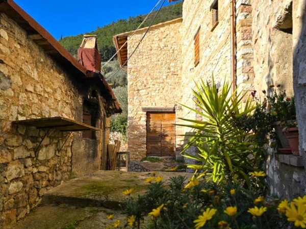 casa indipendente in vendita a Terni in zona Marmore