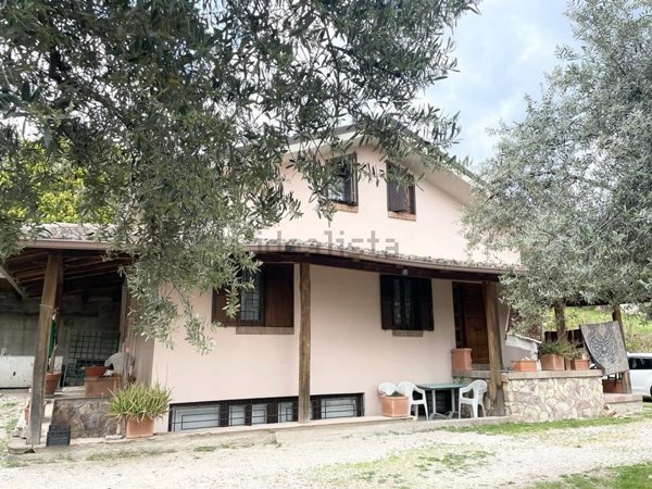 casa indipendente in vendita a Terni
