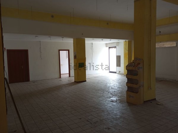 locale commerciale in vendita a Terni