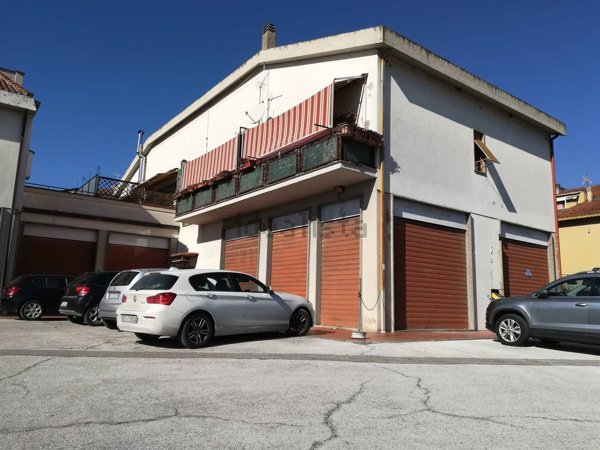 locale commerciale in vendita a Terni