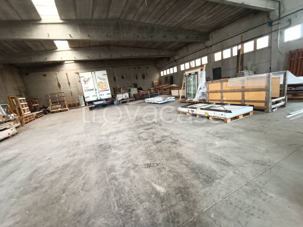 locale commerciale in vendita a Terni in zona Collescipoli