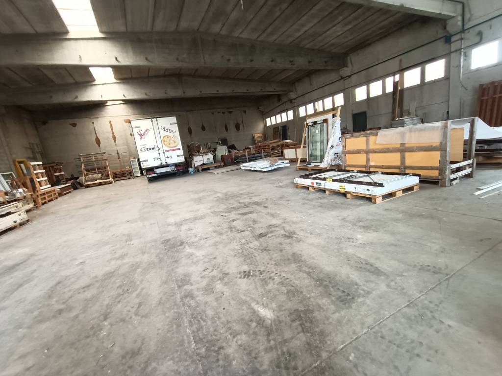 locale commerciale in vendita a Terni in zona Collescipoli