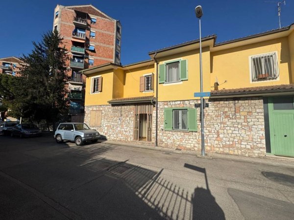 casa indipendente in vendita a Terni