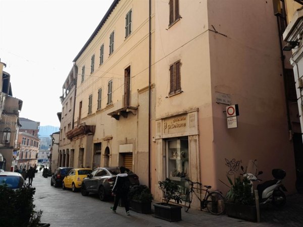 locale commerciale in vendita a Terni in zona Centro Città