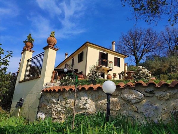 casa indipendente in vendita a Terni