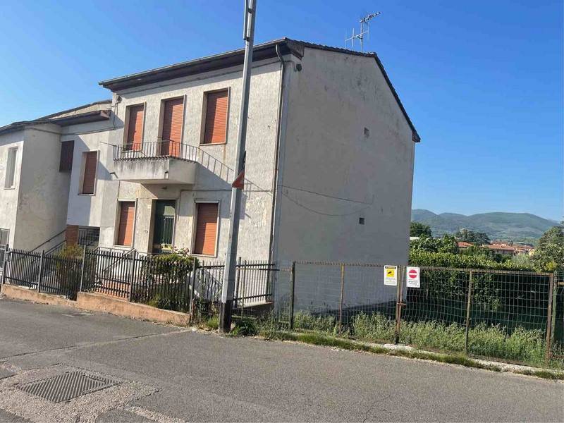 casa indipendente in vendita a Terni in zona Vocabolo Valenza