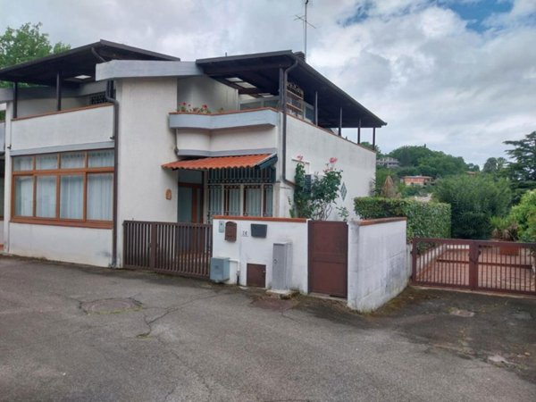 casa indipendente in vendita a Terni in zona Vocabolo Valenza