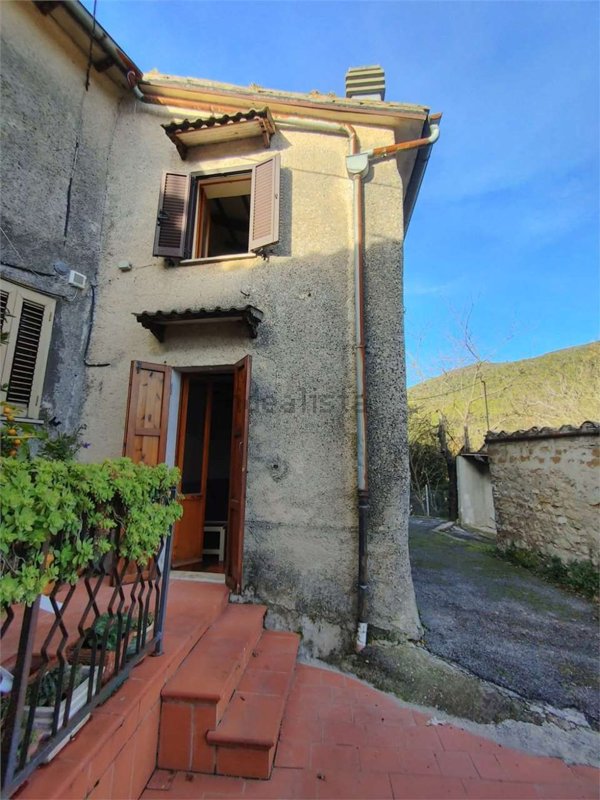 casa indipendente in vendita a Terni in zona Poggio Lavarino