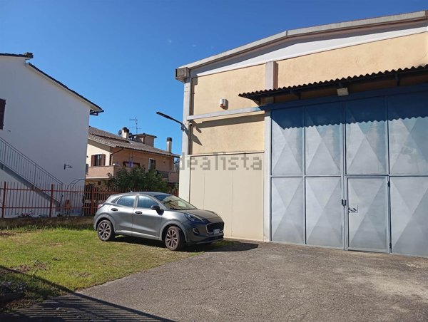 locale commerciale in vendita a Terni