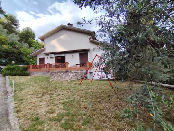 casa indipendente in vendita a Terni
