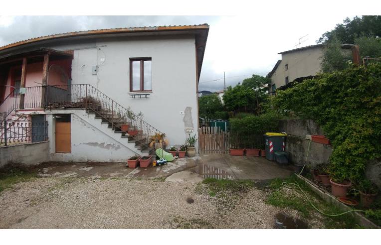 casa indipendente in vendita a Terni