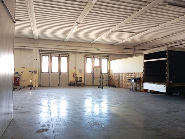 locale commerciale in vendita a Terni