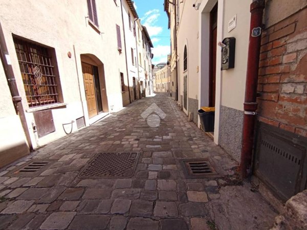 locale di sgombero in vendita a Terni in zona Centro Città