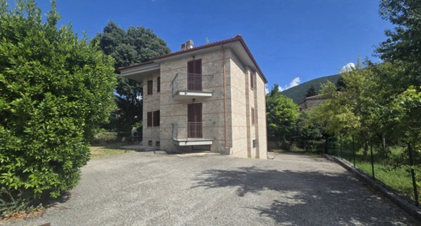 casa indipendente in vendita a Terni in zona Marmore