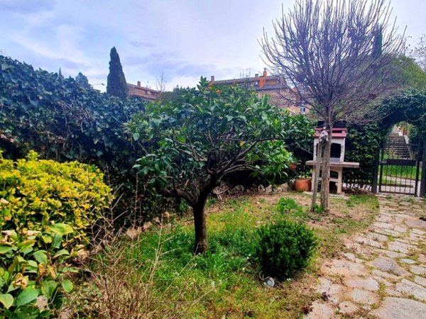 casa indipendente in vendita a Terni in zona Centro Città
