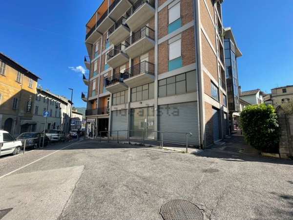locale commerciale in vendita a Terni
