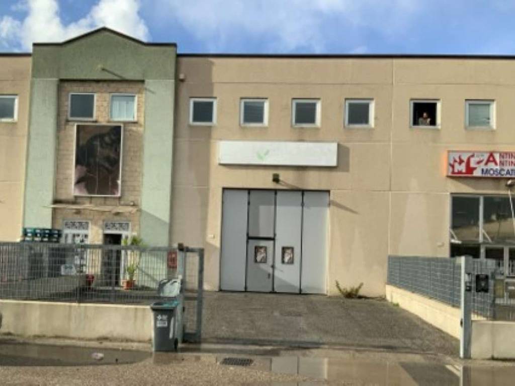 locale commerciale in vendita a Terni in zona Collescipoli