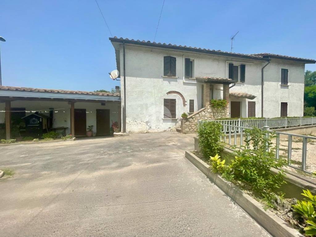 casa indipendente in vendita a Terni
