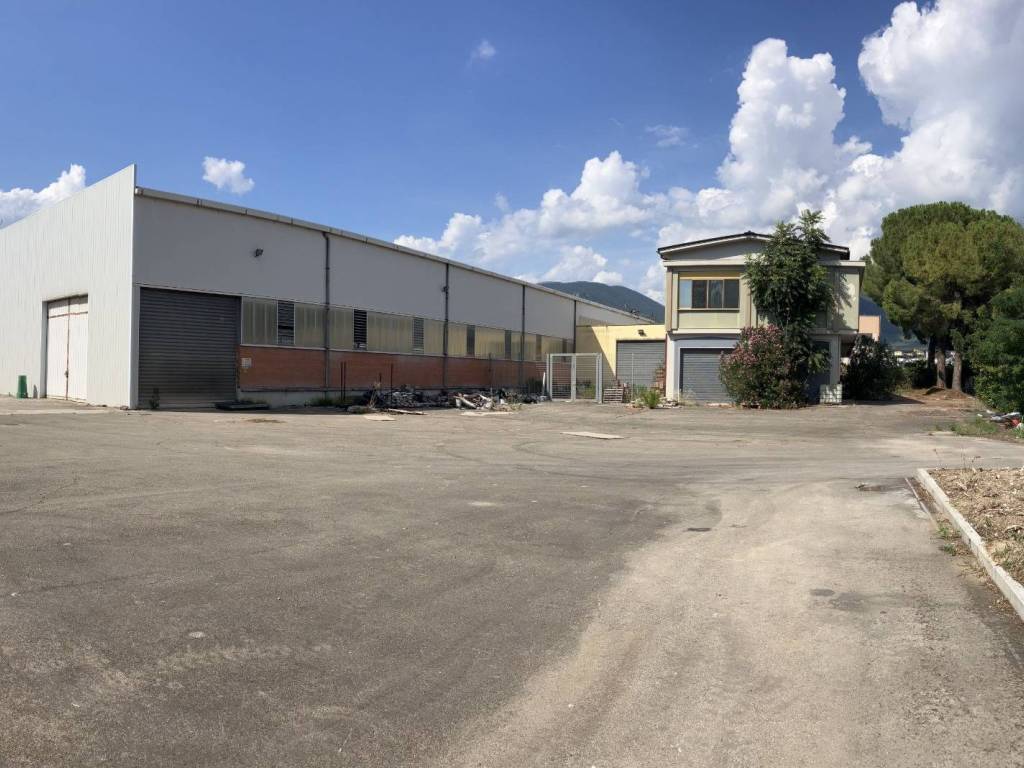locale commerciale in vendita a Terni in zona Collescipoli