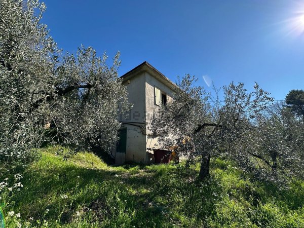 locale di sgombero in vendita a Terni in zona Torreorsina