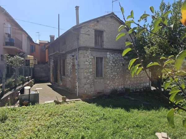 casa indipendente in vendita a Terni in zona Vocabolo Valenza