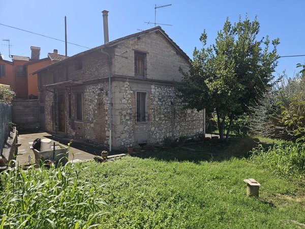 casa indipendente in vendita a Terni