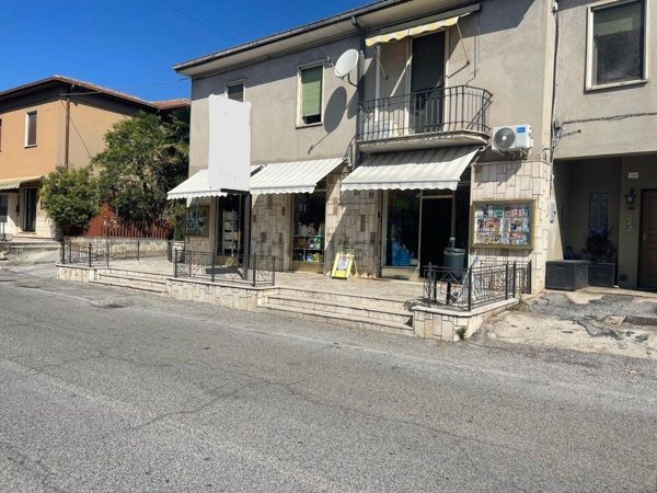 locale commerciale in vendita a Terni