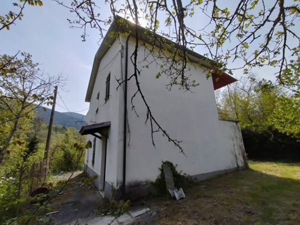 casa indipendente in vendita a Terni in zona Giuncano Scalo