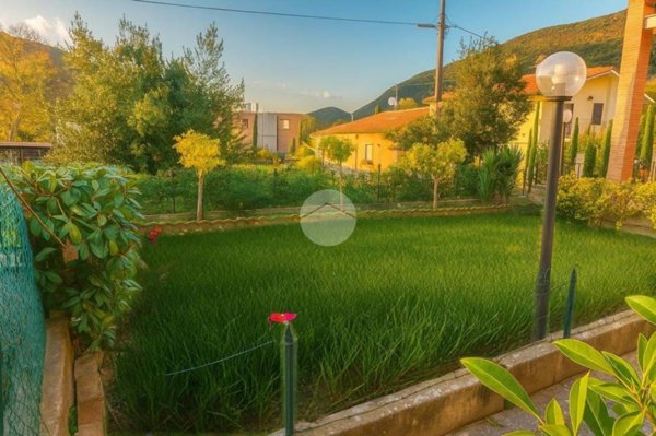 casa indipendente in vendita a Terni in zona Marmore