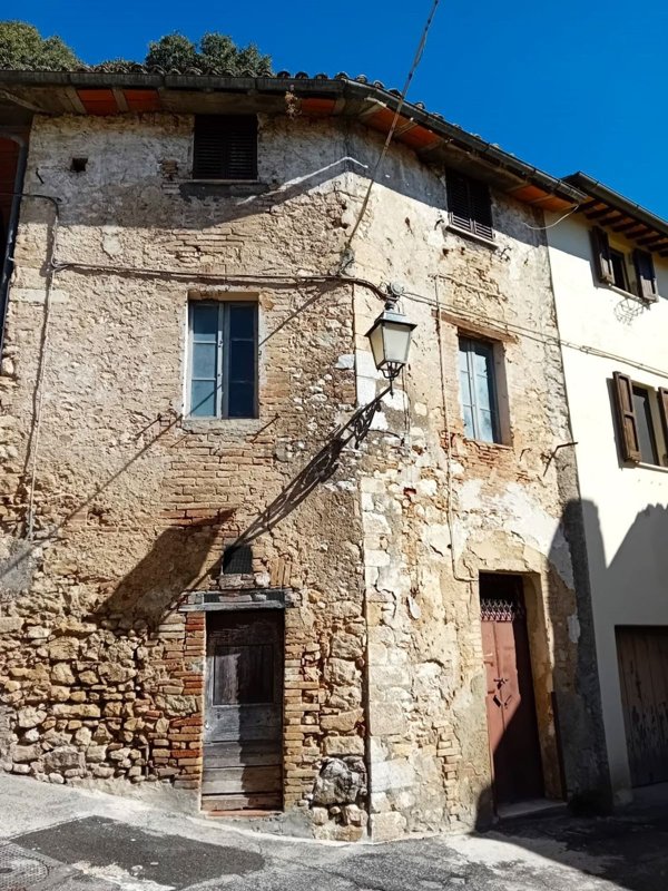 esavano in vendita a Terni in zona Cesi