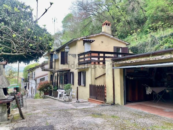 casa indipendente in vendita a Terni in zona Marmore