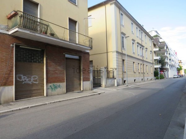 locale commerciale in vendita a Terni