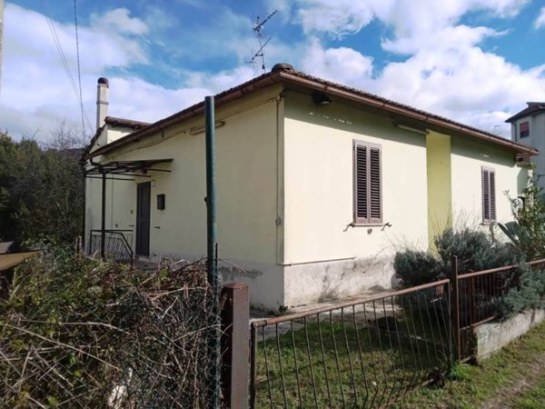 casa indipendente in vendita a Terni in zona Marmore