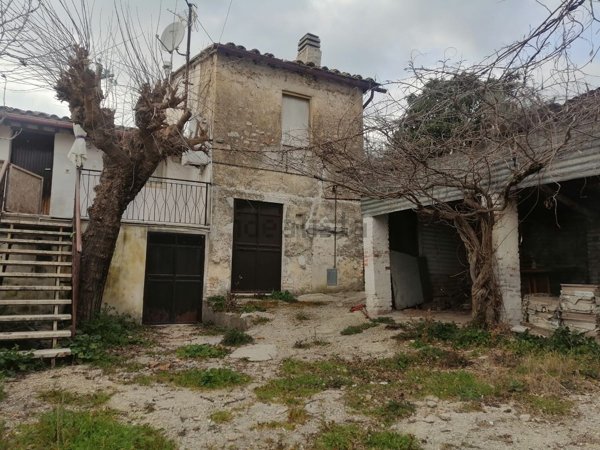casa indipendente in vendita a Terni in zona Cesi