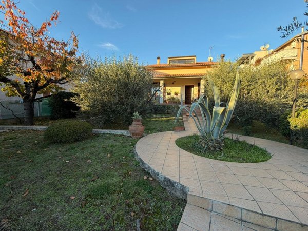 casa indipendente in vendita a Terni