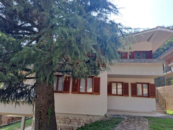 casa indipendente in vendita a Terni