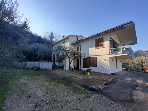 casa indipendente in vendita a Terni