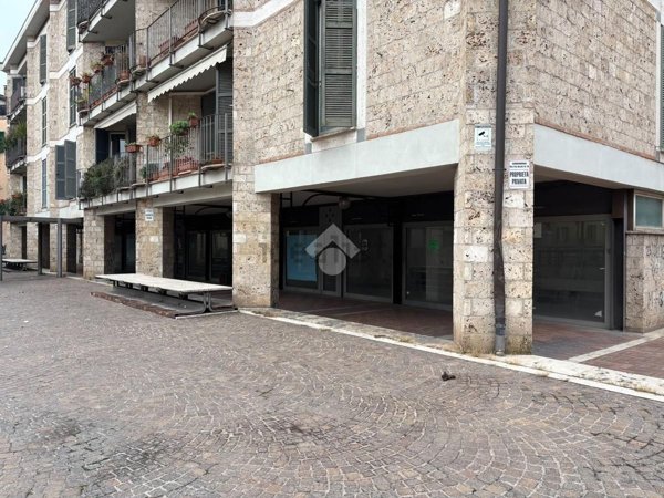 locale commerciale in vendita a Terni