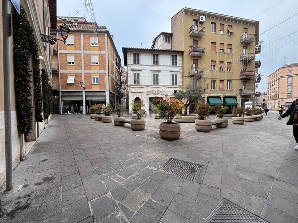 locale commerciale in vendita a Terni