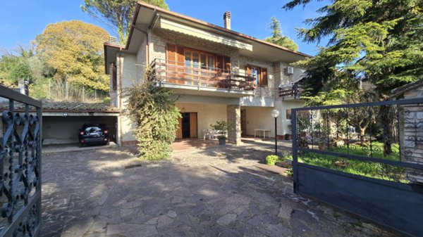 casa indipendente in vendita a Terni